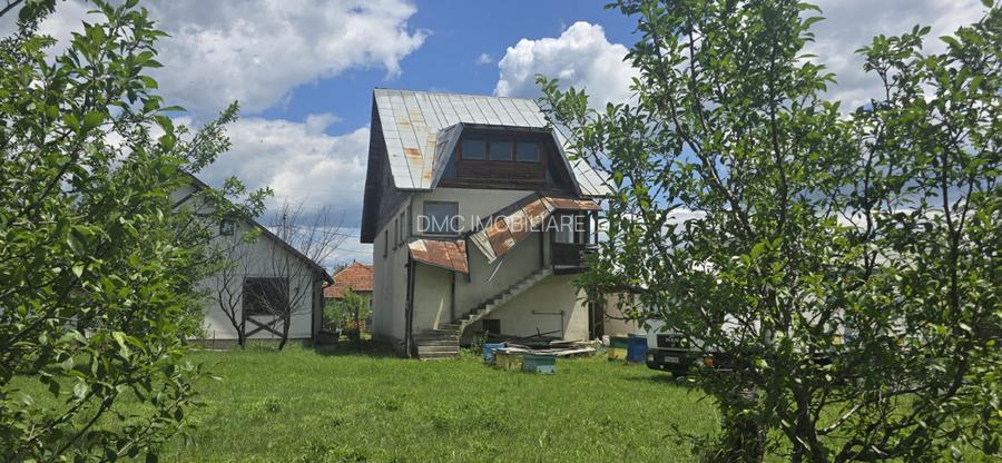 Brebu, Prahova,teren 2232mp + doua construcții în suprafață de 382mp, utilitati - 4