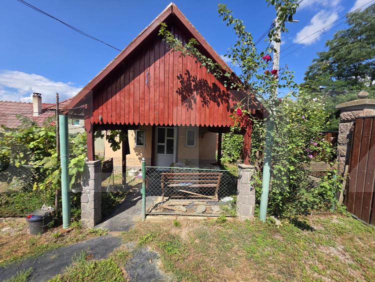 Casa de caramida, 3 camere, teren 1.208 mp, satul Micfalau