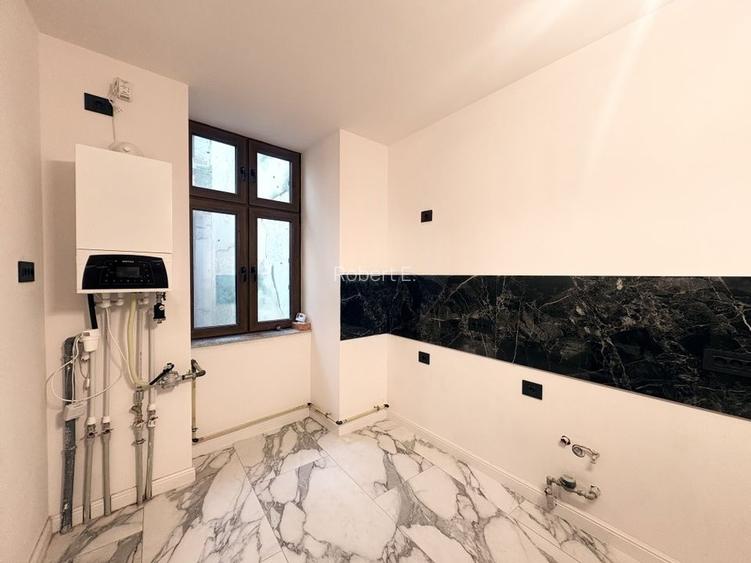 Apartament ultracentral de 154 mp construiți, situat pe Bd. Revoluției   - 5