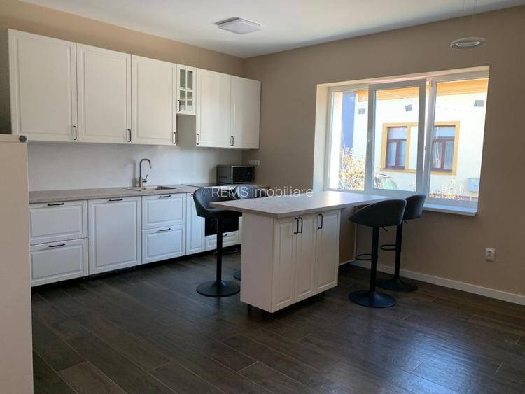 Casa de vanzare, formata din 2 apartamente, P-ta Abator - 9