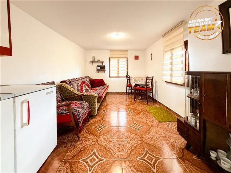 Casa cu teren generos de 1.315 mp, bucatarie de vara complet renovata si acces d