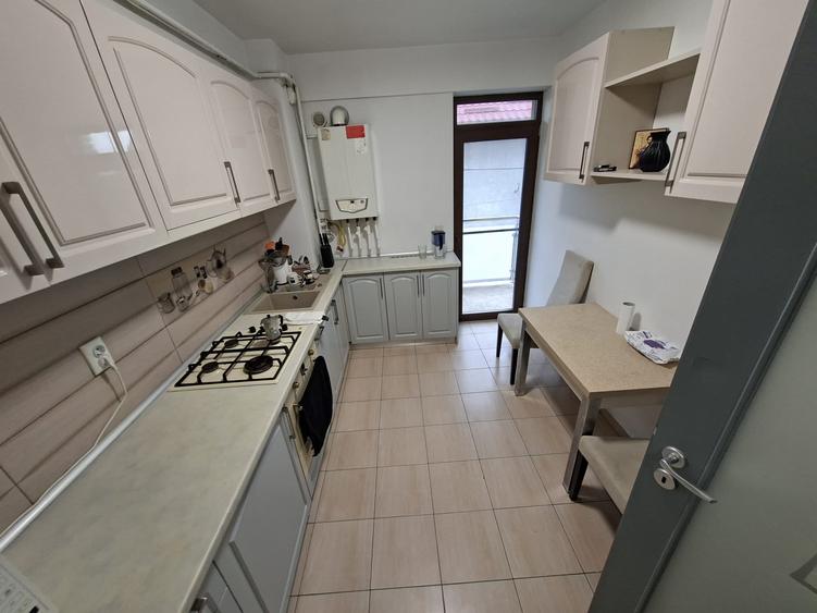 Apartament 2 camere decomandate, etaj 1/4, zona Nicolina
