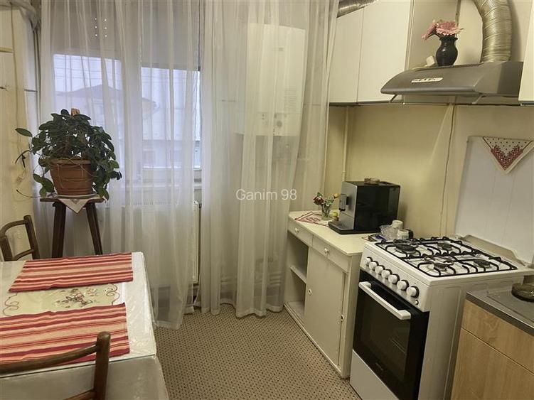 Apartament 3 camere , zona ultracentrala -Primaria Focsani , et 3 8 , decomnadat - 14