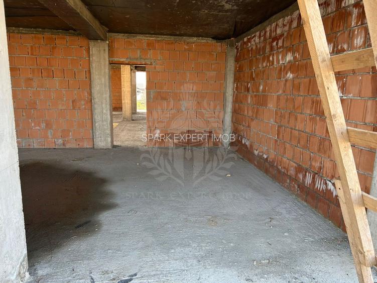 Casa la rosu. Strejnicu. 6 camere - 10