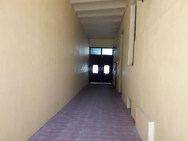 Cladire mixta cu spatii la parter si numeroase incaperi -central - 9