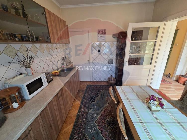 Casă cu etaj , curte proprie - 6