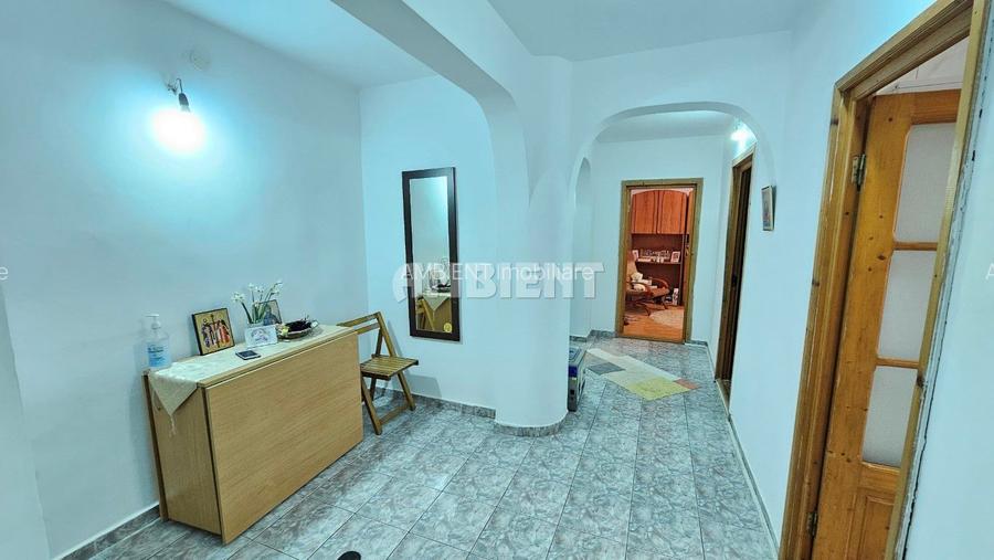 Apartament 3 camere, parțial mobilat, zona CENTRU; - 3