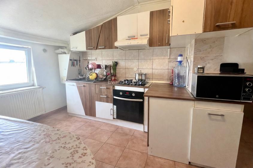 Daca vezi anuntul, e pentru tine: 3 camere la mansarda - 2