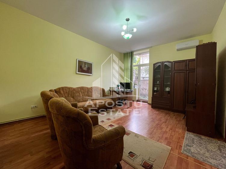 Apartament cu 3 camere, semidecomandat,situat in zona Centrala