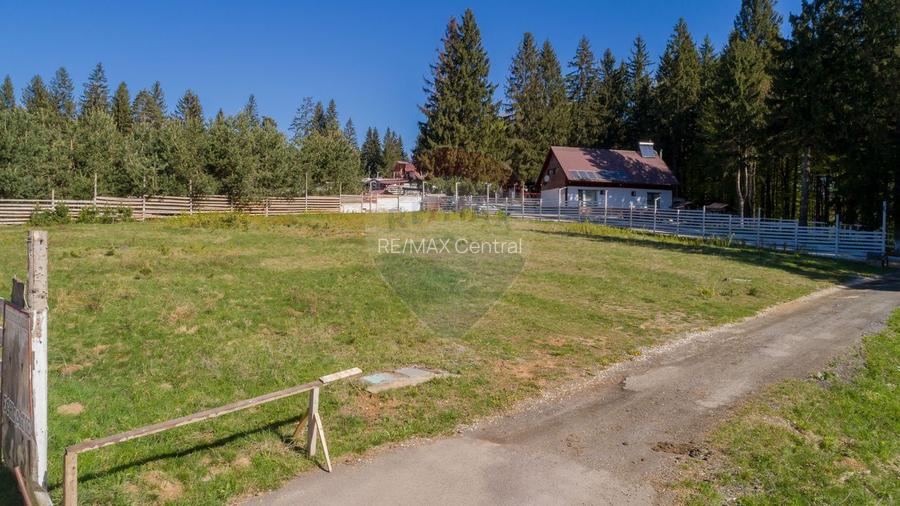 Poiana Brașov | teren cu panoramă largă către munți - 3