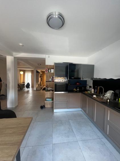 Casa mijloc triplex mobilată  - 4