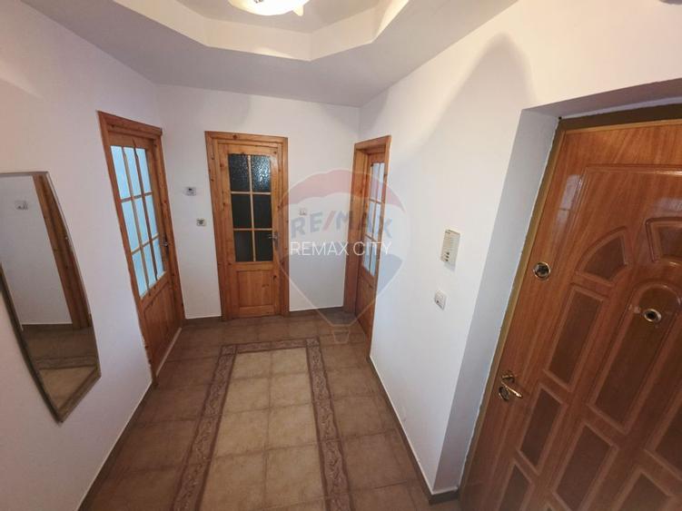 Apartament cu 2 camere de vânzare în zona 1 Mai - 3