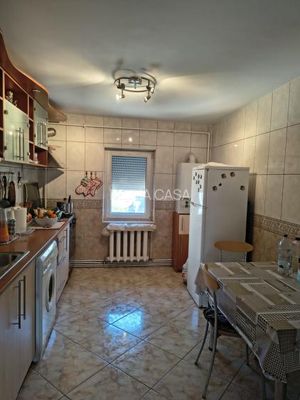 Apartament cu 3 camere Zona centrala Str. Bucegi Liceul de Arte etaj 3 , 2 balc - 2