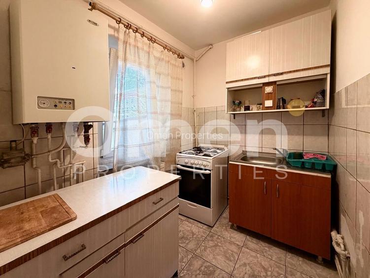 Garsoniera de vanzare, 28 mp, la parter inalt, zona bld. Bucuresti - 3