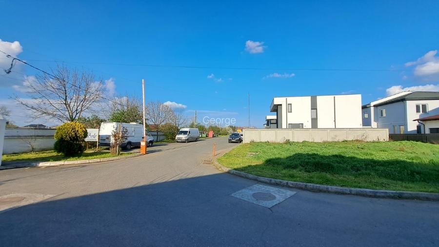 De vânzare teren intravilan situat pe colț între 2 strazi - 4