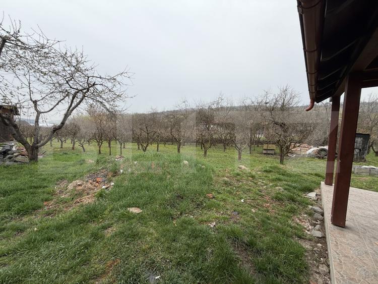Casă cu 2 camere și un teren de 1000 mp