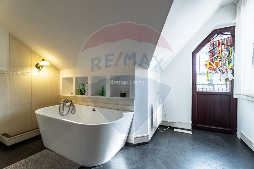 Casă spațioasă 350 mp utili, Teren 650 mp, Garaj subteran, Tractorul - 36