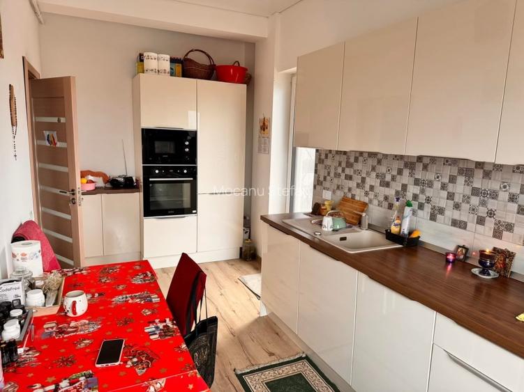 Pers fizica vând apartament decomandat cu 2 camere si loc de parcare inclus  - 6