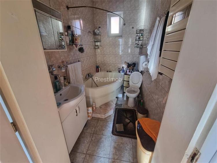 Casa independenta , vintage de vanzare , 300 mp cu teren de 1493 mp Sancrariul d - 10