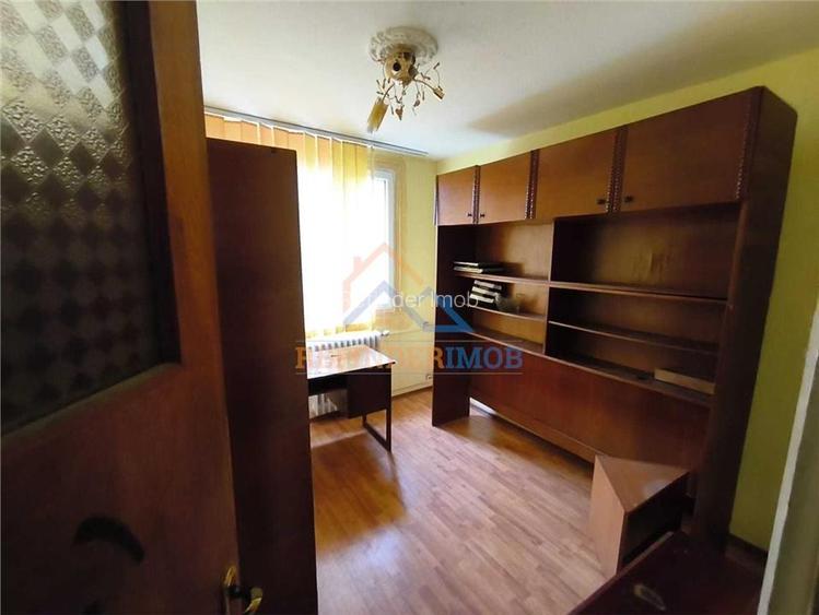 Apartament de vanzare cu 3 camere, zona Trapezului - 2