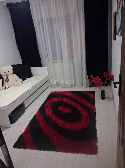 Vând apartament 3 camere , decomandat, living generos, proaspăt renovat  - 2