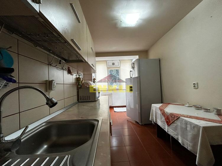 De inchiriat apartament cu 3 camere, zona Bulevard - 5