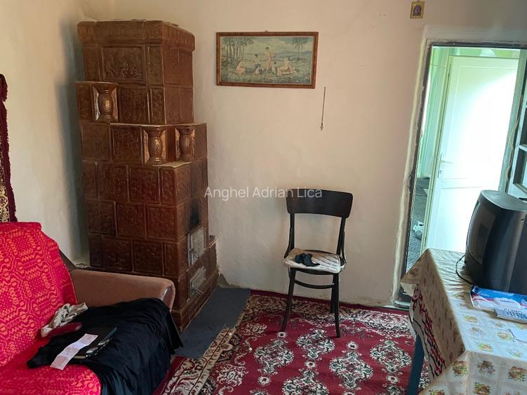 Vand casa batraneasca din caramida acoperita cu tabla mobilata si utilata  - 6