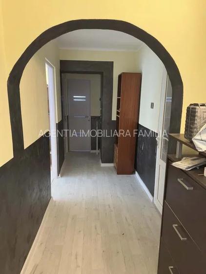 Apartament de vanzare 3 camere Micro 21 bloc C2 - 3