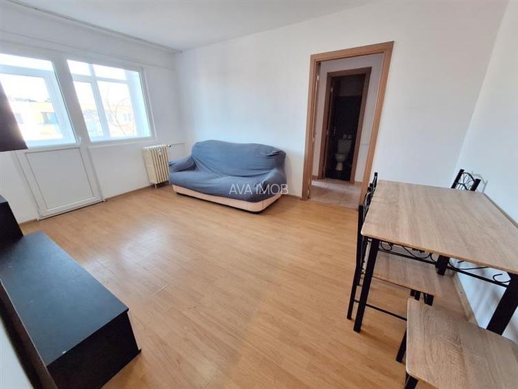 Apartament 2 semidecomandate, zona Milcov - 14