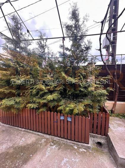 Casa de vanzare, 3 camere,  situata in zona CET - 2