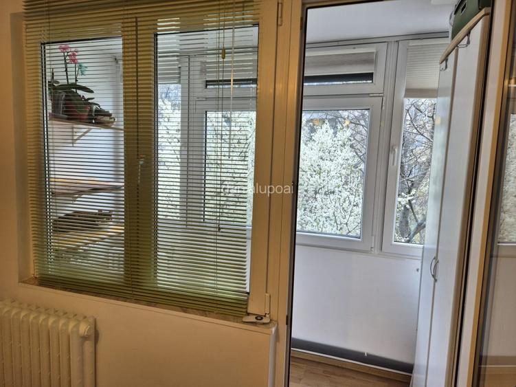 Apartament . decomandat 4 camere, cu  centrala, 2 locuri parcare - 15