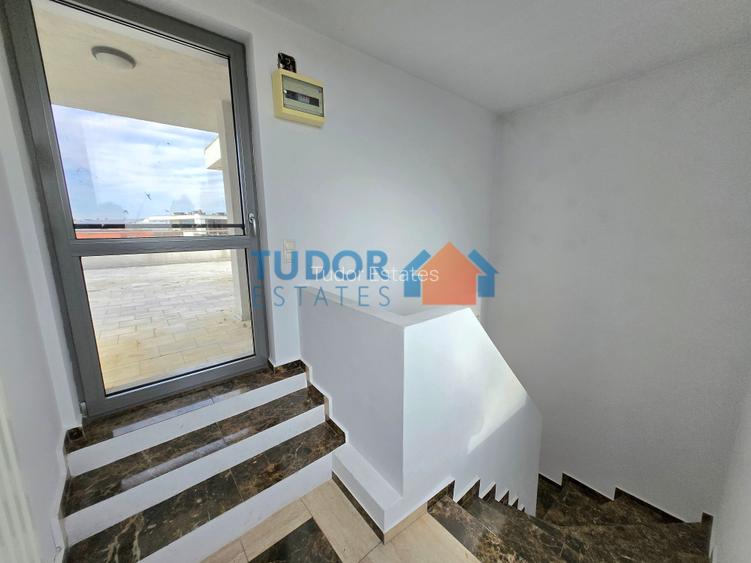 Elegant Multi-Level Home with 4 Bedrooms and Expansive Terraces in Green Lake - 22