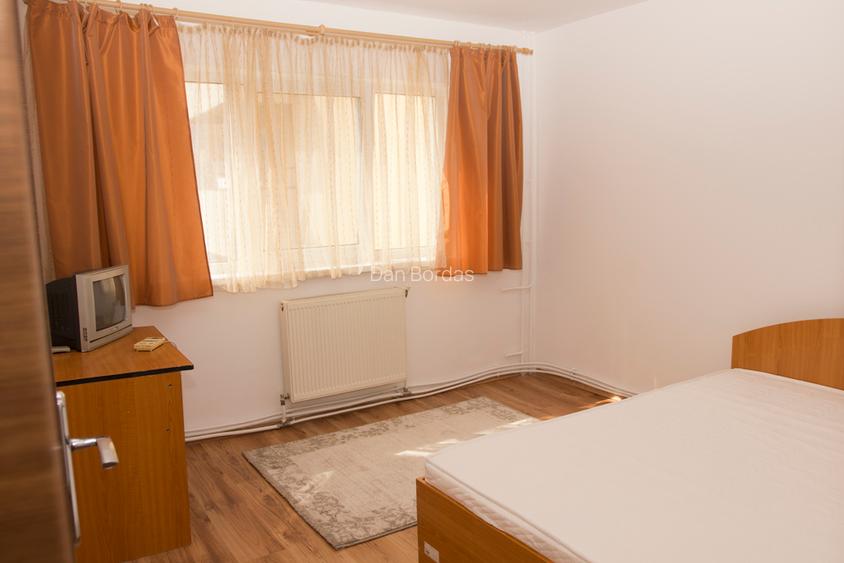 Ofer spre inchiriere apt. 2 camere, decomandat, cartier Zorilor, cu garaj. - 2
