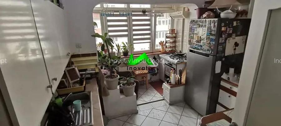 Apartament de vanzare  3 camere zona Vasile Aaron - 2