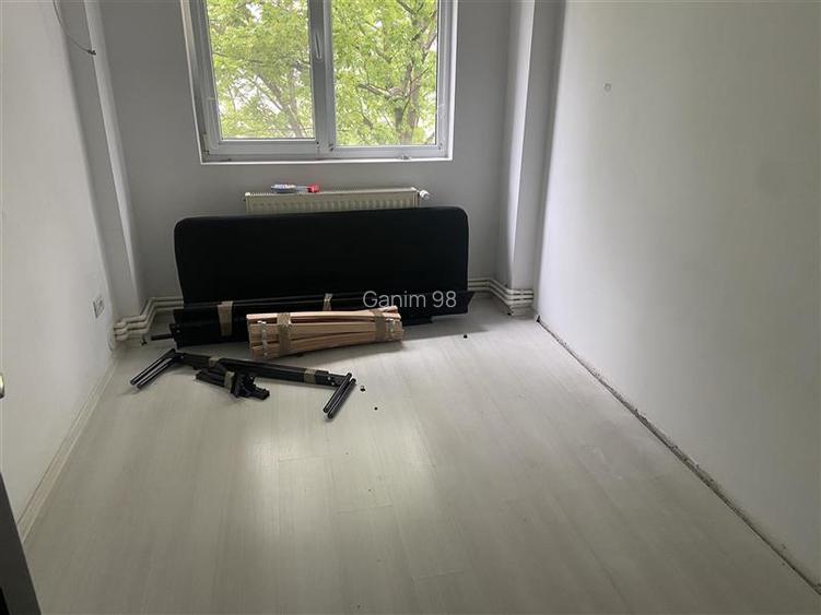 Apartament 3 camere , zona centrala Inspectoratul Scolar,  et 4 4, decomandat , - 14