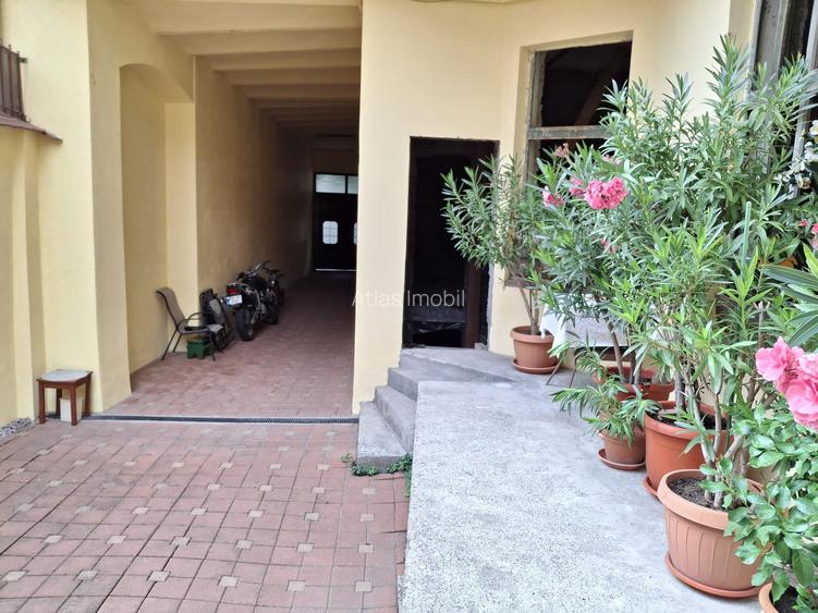 Ofer spre inchiriere 4 sau mai multe incaperi la etajul 1  in zona ultracentrala - 6