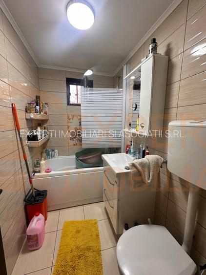 Casa de vanzare, 3 camere,  situata in zona CET - 7
