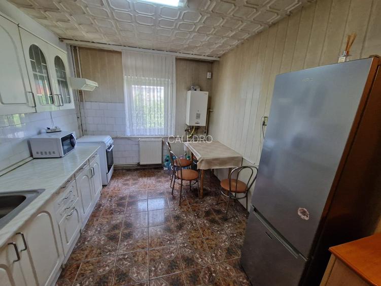 Apartament 3 camere  decomandat zona semicentrala - 2