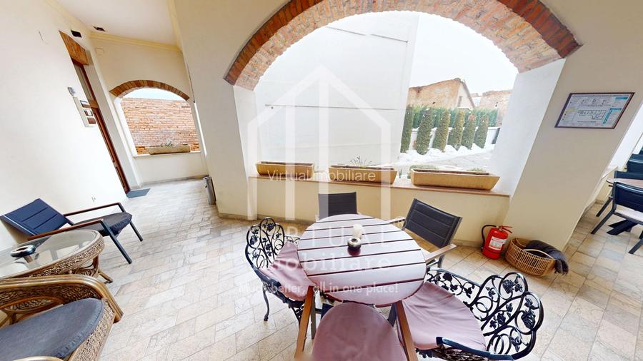 Investitia ideala - Pensiune, zona centrala - 14 camere, 2 apartamente - 21