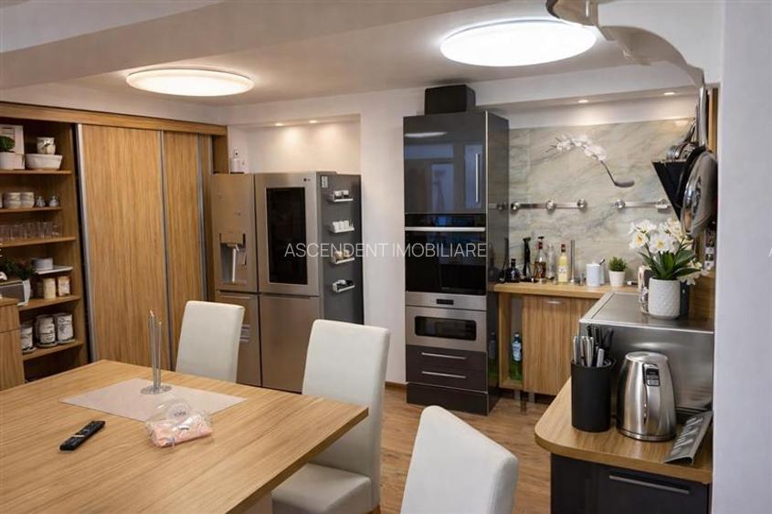 Proprietate cu terase, in ambientul Centrului Istoric .- . Piata Sfatului, Braso - 6