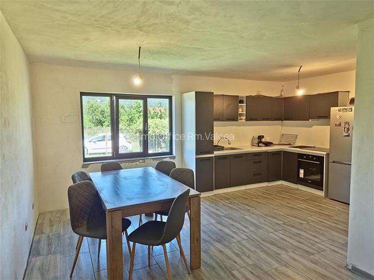 CASA PE PARTER IN BUJORENI - LINISTE, CURTE SI VEDERE SPRE VF. COZIA - 4