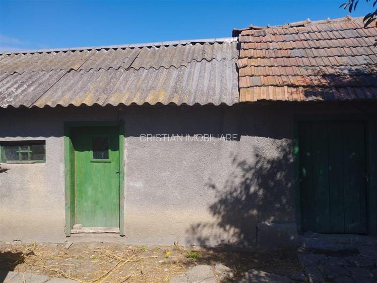 Casa 4 camere, teren 2100 mp, deschidere 18 m, Unirea - 6