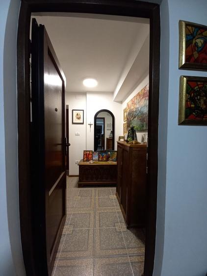 Apartament central la demisol înalt