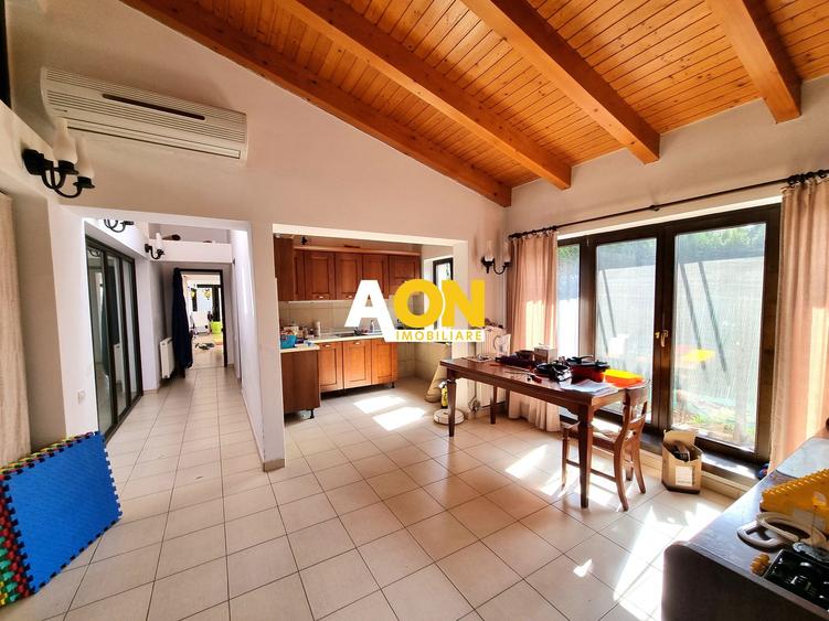 Casa de vanzare 5 camere, 980 teren, zona Piata Cetate