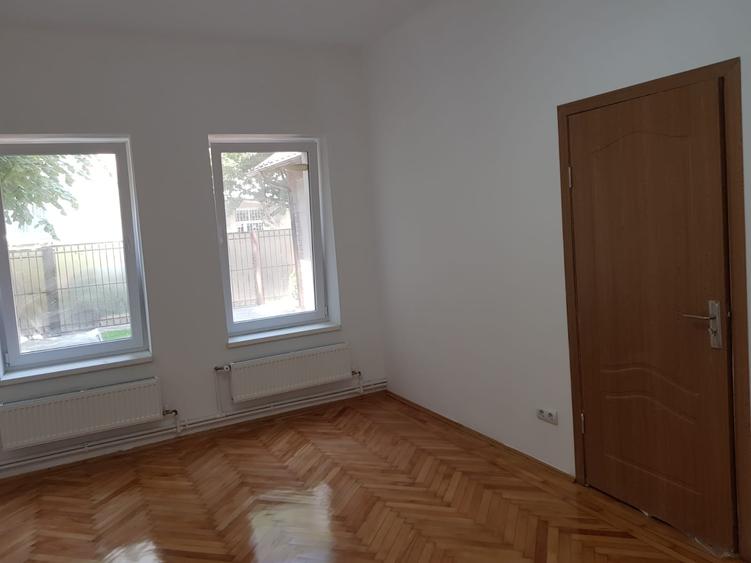 Casă individuală 3 cam/ Curte/ Domenii/ Renovat/ Nemobilat/ 3 Parcări