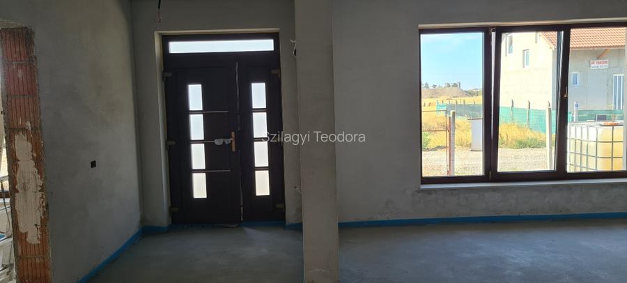 Casă de vânzare cu trei fronturi stradale  - 3