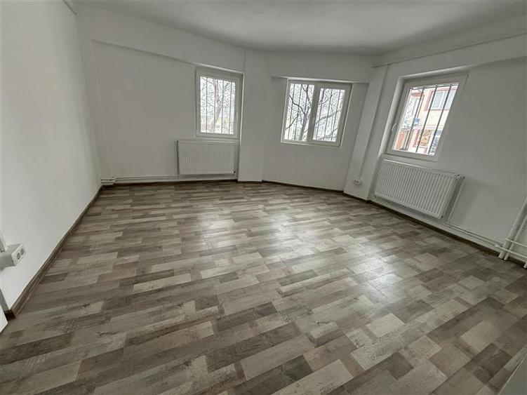 Adjud - spatiu comercial renovat complet