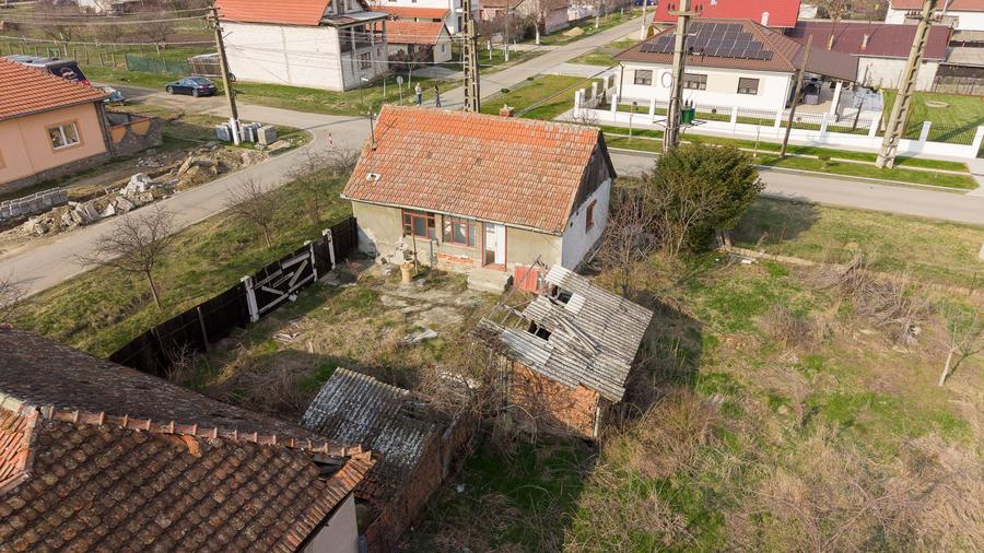Teren 1.570 mp + casă din cărămidă–zonă liniștită
