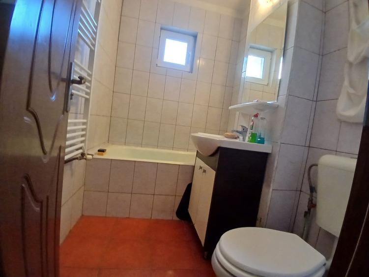 Apartament cu 2 camere decomandat in Podu Ros de inchiriat!