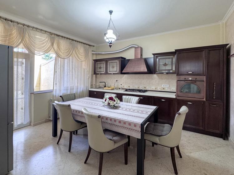 Vilă de închiriat spatioasă | 6 camere | Garaj spatios | Pozitie Centrala